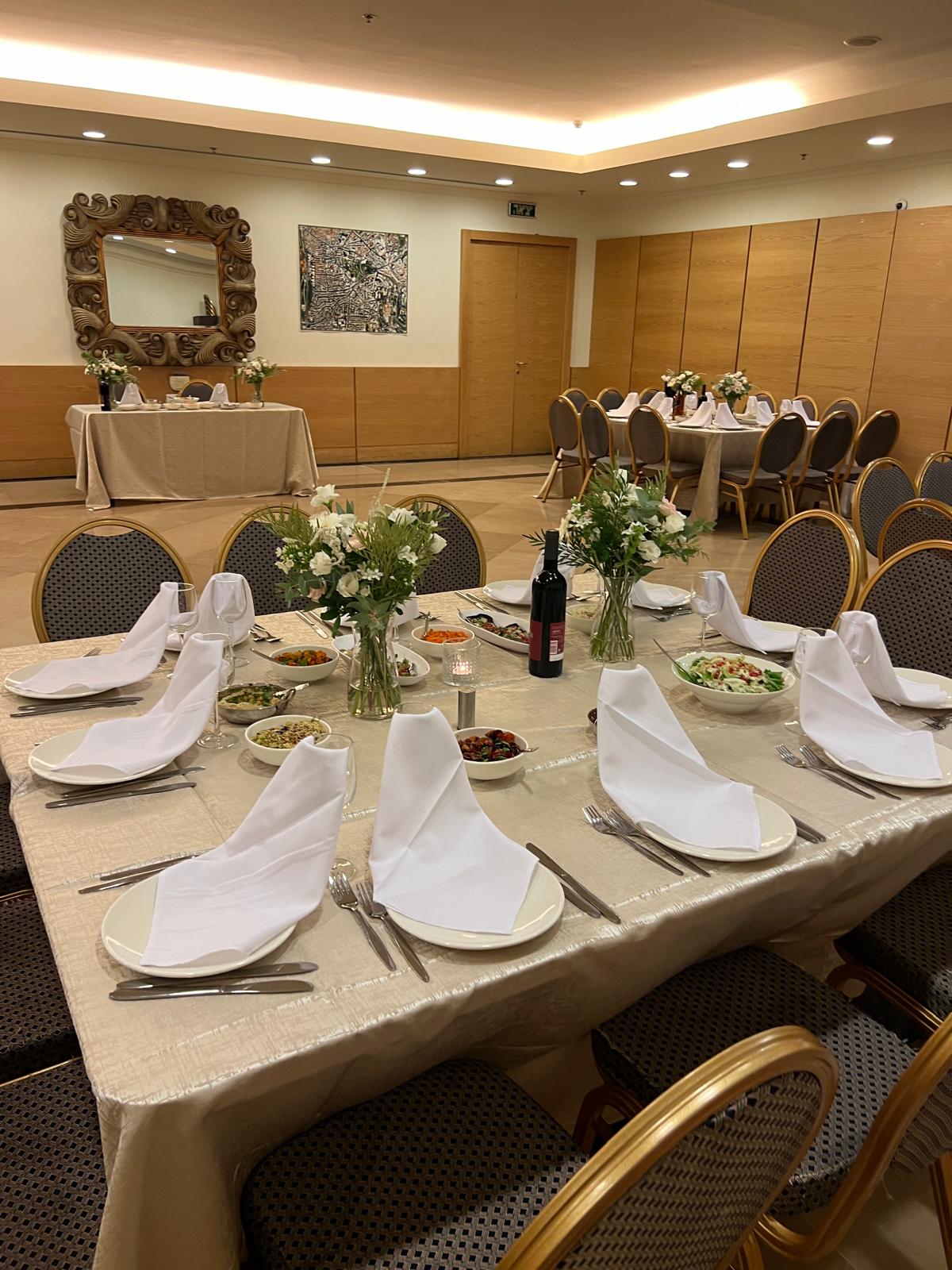 Salle de réception dressée pour un Shabbat Hatane